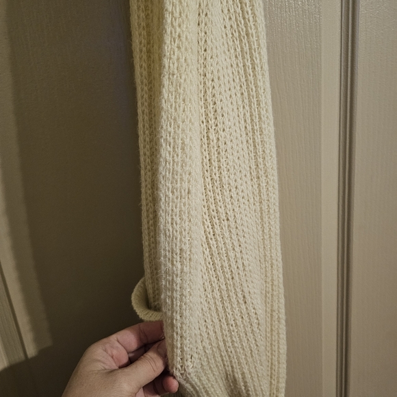 Long cream colored scarf with arm holes to keep warm - Picture 3 of 3
